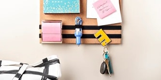 กระดานไม้ก๊อกแบบติดผนังสำหรับจัดระเบียบอุปกรณ์เครื่องเขียน
